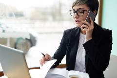 Une femme dans une banque