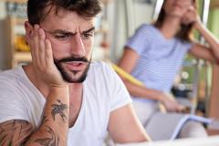 Un homme devant son ordinateur