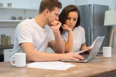 Un couple dans une cuisine