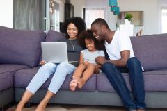 Une famille devant un ordinateur