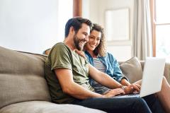 Un couple devant un ordinateur