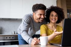 Un couple devant un ordinateur