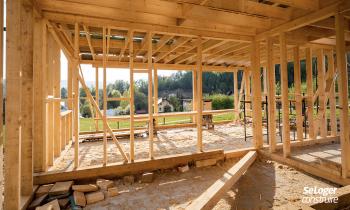 Comment se déroule la construction d'une maison en bois ?