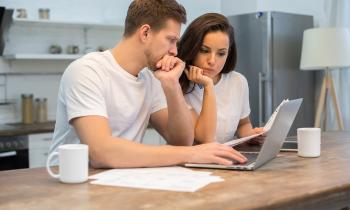 Un couple dans une cuisine