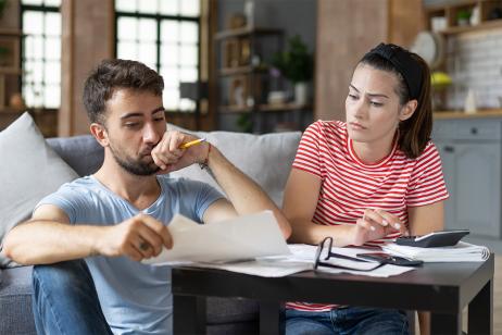 Un couple devant un ordinateur