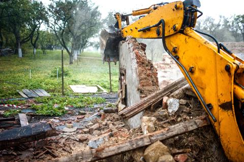 Détruire un hangar pour bâtir une maison. Le permis de démolir est-il suffisant ?