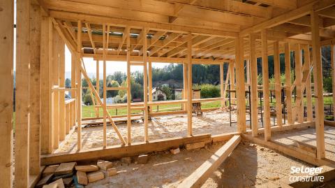 Comment se déroule la construction d'une maison en bois