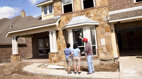 Le propriétaire d’une maison peut signaler des défauts apparents après la livraison