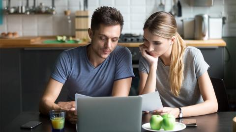 Un couple devant son ordinateur