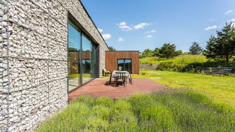 Une extension de maison à toit plat