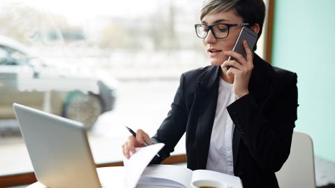 Une femme dans une banque