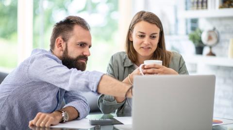 Un couple devant son ordinateur