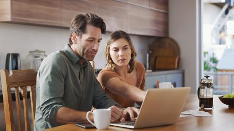 Un couple devant un ordinateur