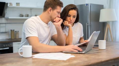 Un couple dans une cuisine