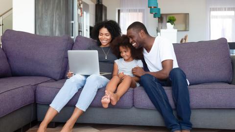 Une famille devant un ordinateur