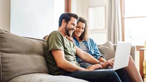 Un couple devant un ordinateur