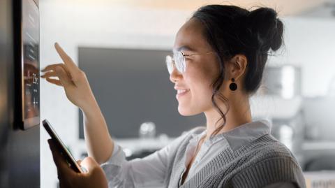 Les appareils connectés et l'IA s'emparent des logements pour renforcer votre confort. © PeopleImages - Getty images